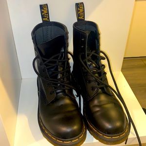 1460 Leather Lace Up Boots - Dr. Martens